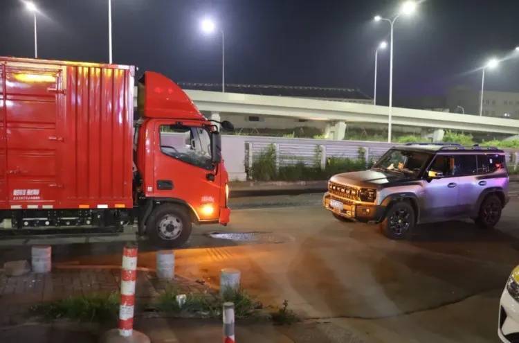海口深夜两车相撞，交警到场发现不一般……