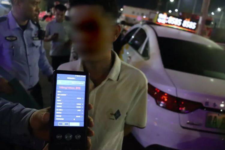 海口深夜两车相撞，交警到场发现不一般……