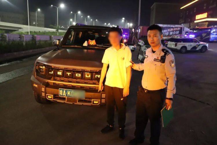 海口深夜两车相撞，交警到场发现不一般……