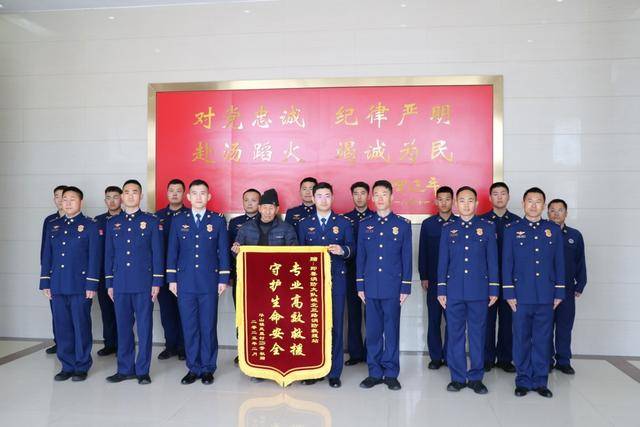 “是他们救了我和家人”，即墨一村民送来锦旗，表达感激之情