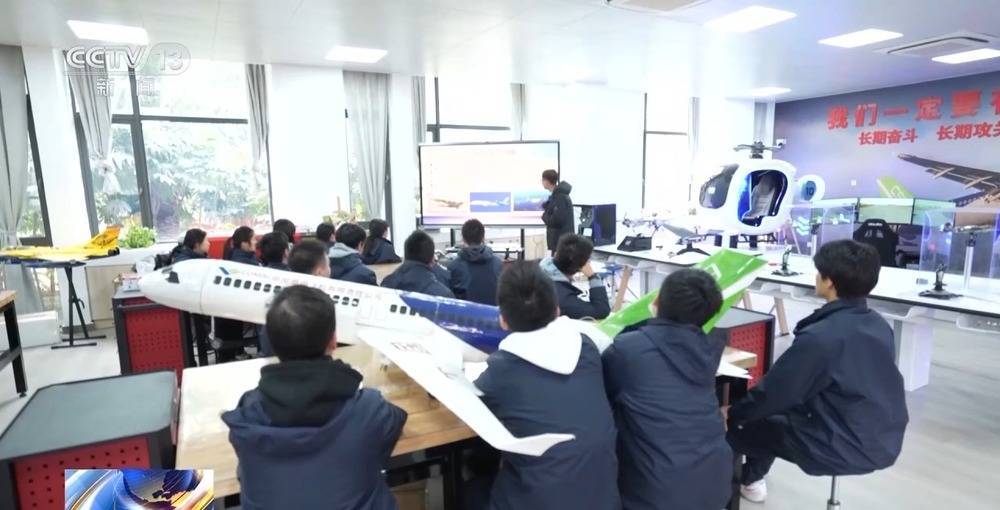 和机器狗赛跑、在科考船上课 这些中小学科学课太酷啦！