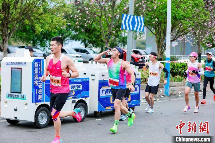 广西柳州马拉松赛变“智造秀场” 跑者感受科技魅力