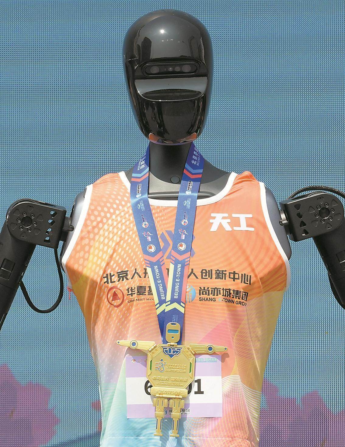 “广东籍”人形机器人亮相“跑马” 各地产业竞速共创“名场面”